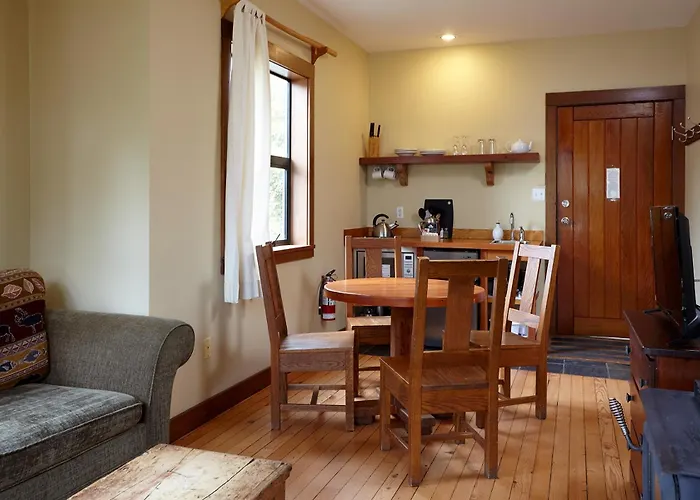 Middle Beach Lodge
